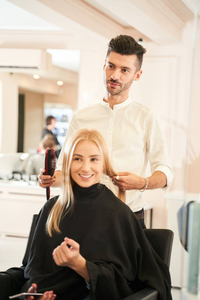 Hairdresser convincing client woman - Foto, Imagem