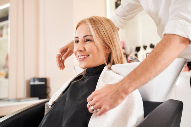 Woman having hair care procedures at the beauty salon - Foto, Imagem
