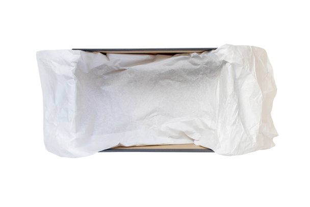 Ανοιγμένο κουτί παπουτσιών με τσαλακωμένο χαρτί περιτυλίγματος πάνω όψη απομονωμένη σε άσπρο - Φωτογραφία, εικόνα
