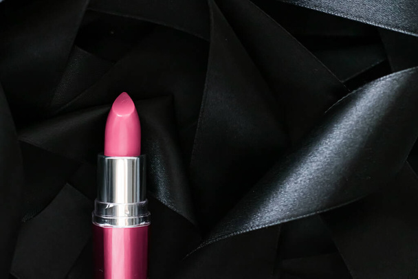 Růžová rtěnka na černém hedvábí pozadí, luxusní make-up a kosmetické - Fotografie, Obrázek