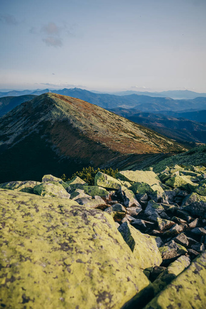 Κοντινό πλάνο ενός βραχώδους βουνού - Φωτογραφία, εικόνα