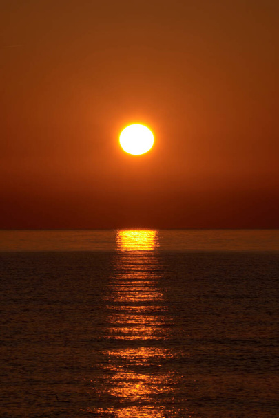Salida del sol en la playa, sol en el agua, naranja, reflejos - Foto, Imagen
