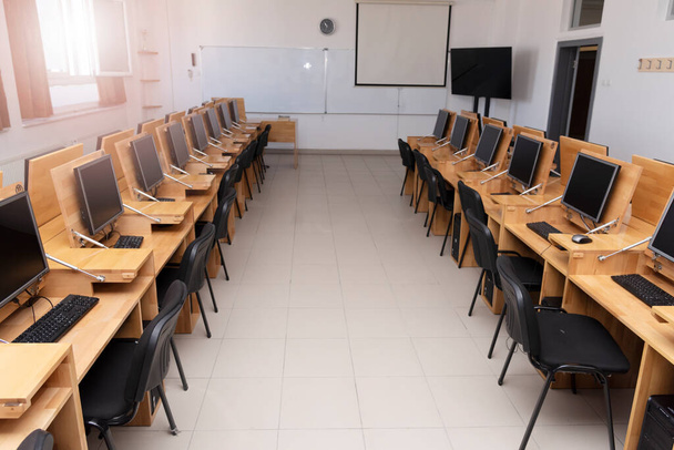 La salle de classe du laboratoire informatique du lycée est toujours vide après des mois sans cours en raison de la pandémie de coronavirus Covid-19 - Photo, image