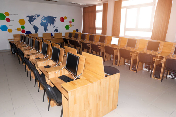 El aula del laboratorio de computación de la escuela secundaria sigue vacía después de meses sin clases debido a la pandemia del Coronavirus Covid-19 - Foto, Imagen