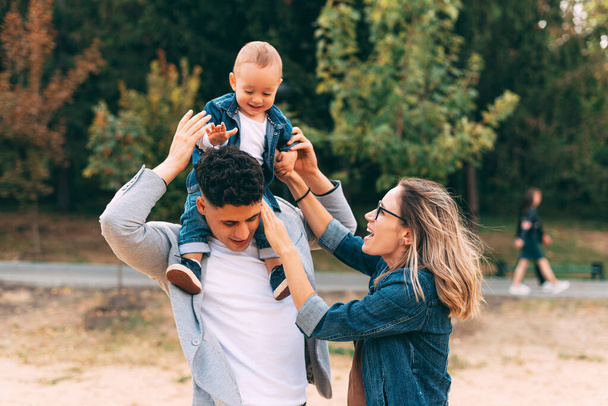 Una foto di una famiglia nel parco che gioca insieme - Foto, immagini