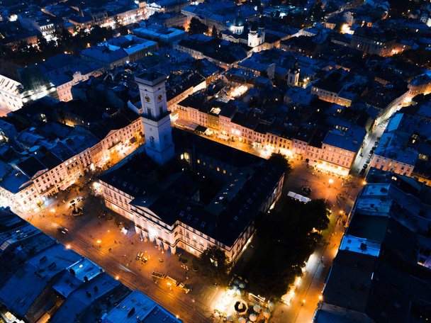 éjszakai légi kilátás a régi európai város szűk utcák - Fotó, kép