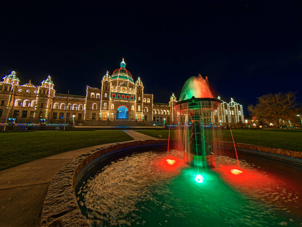 Inner Harbor in Victoria BC, Vancouver Island, Kanada, ozdobione świątecznymi światłami w okresie Bożego Narodzenia - Zdjęcie, obraz