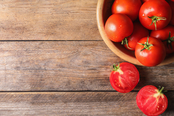Fresh ripe tomatoes on wooden table, flat lay. Space for text - Foto, immagini