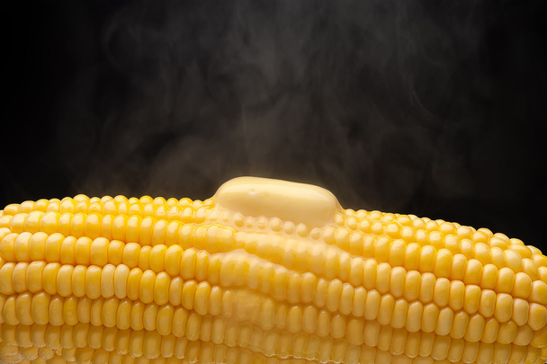 Forró kukorica vajjal - Fotó, kép