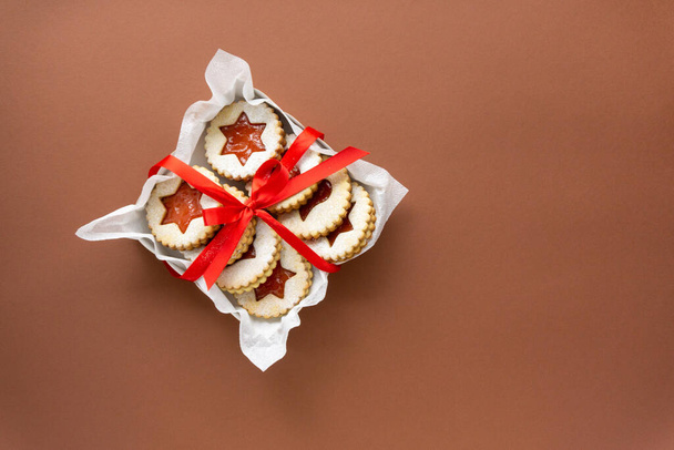 Traditional austrian christmas linzer cookies with jam in box on brown background. Space for text - Fotografie, Obrázek