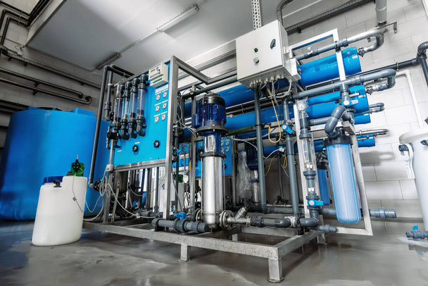 Moderno trattamento automatico e filtrazione dell'acqua potabile. Impianto o fabbrica per la produzione di acqua potabile purificata - Foto, immagini