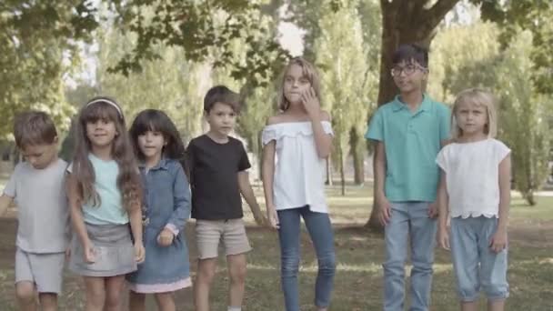 Heureux enfants multiethniques debout ensemble dans cru et sautant - Séquence, vidéo