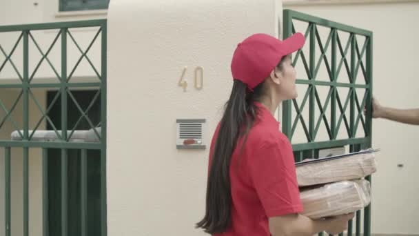 Corriere ragazza consegna cibo dal negozio di alimentari - Filmati, video