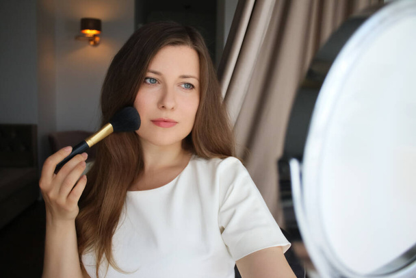 Beauty blogger aanbrengen van make-up, portret van mooie model vrouw, huidverzorging en cosmetische - Foto, afbeelding