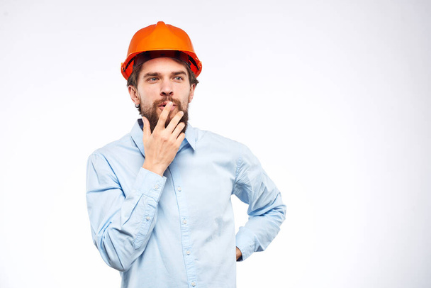 Werknemer in oranje verf ingenieur emoties industrie bouw - Foto, afbeelding