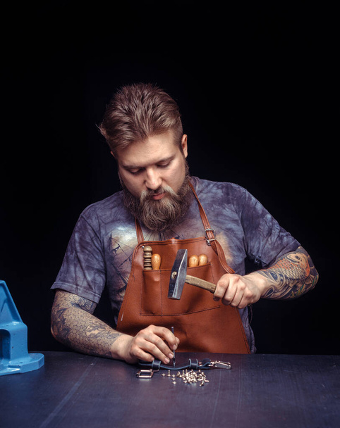 Leather Artisan ist heiß auf sein Geschäft im Ledergeschäft - Foto, Bild