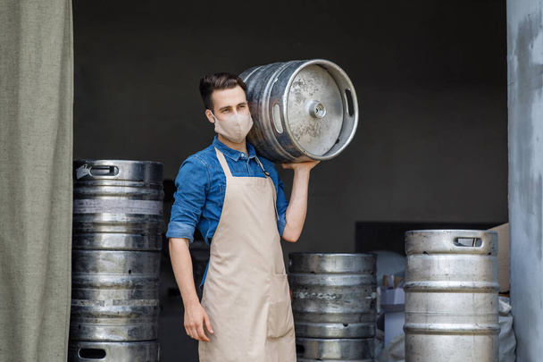 Trabajos en cervecería durante la pandemia de coronavirus y la fábrica de cerveza artesanal industrial - Foto, imagen