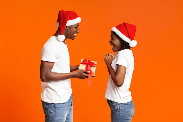 Africain gars donnant cadeau de Noël à sa petite amie - Photo, image