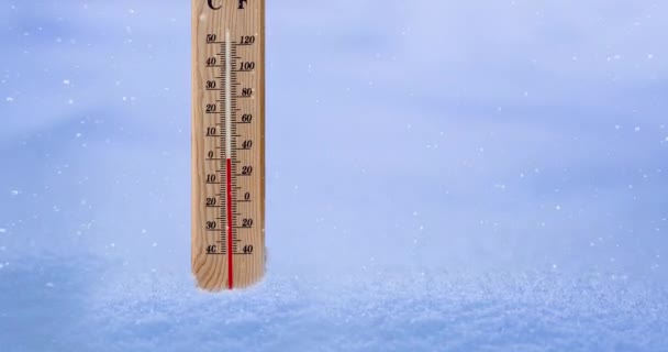 Mesurer la température froide avec un thermomètre en bois pendant la tempête de neige. - Séquence, vidéo