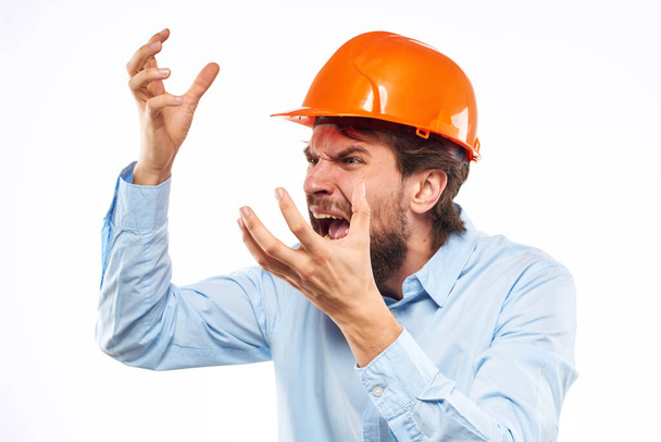 Vihainen mies oranssi kypärä teollisuuden työ tyytymättömyys rajattu näkymä - Valokuva, kuva