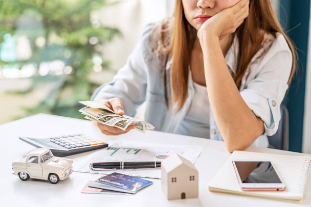 Stressed young woman calculating monthly home expenses, taxes, bank account balance and credit card bills payment, Income is not enough for expenses - Zdjęcie, obraz