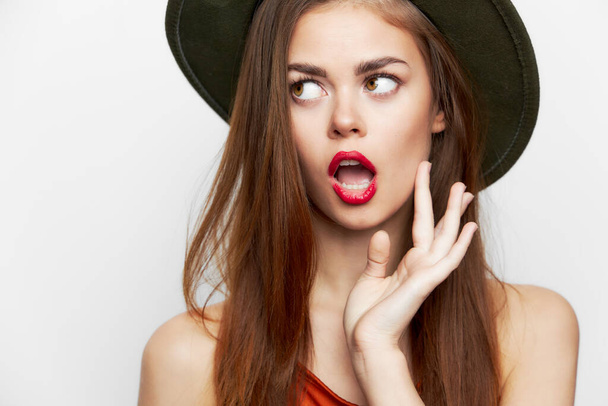 Mujer con sombrero Mirada de boca abierta a los labios rojos laterales  - Foto, imagen