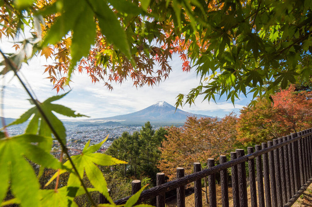 YAMANASHI, JAPAN, PAŹDZIERNIK. 26 TH, 2020. Zdjęcie redakcyjne góry Fuji w Yamanashi. - Zdjęcie, obraz
