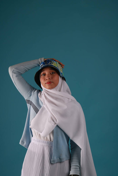 Retrato de moda de joven hermosa mujer musulmana asiática con hijab. - Foto, imagen