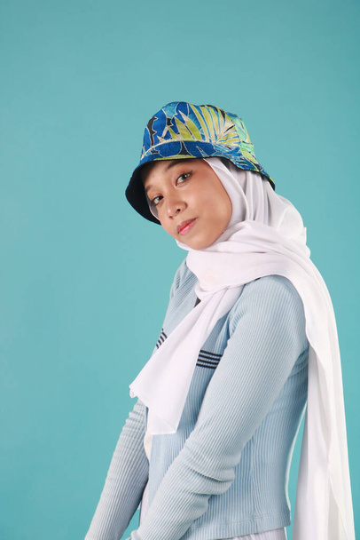 若いです美しいですアジアのイスラム教徒女性とともにhijabを身に着けている. - 写真・画像