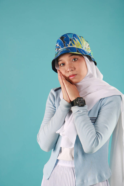 Portret młodej pięknej muzułmanki azjatyckiej w hidżabie. - Zdjęcie, obraz