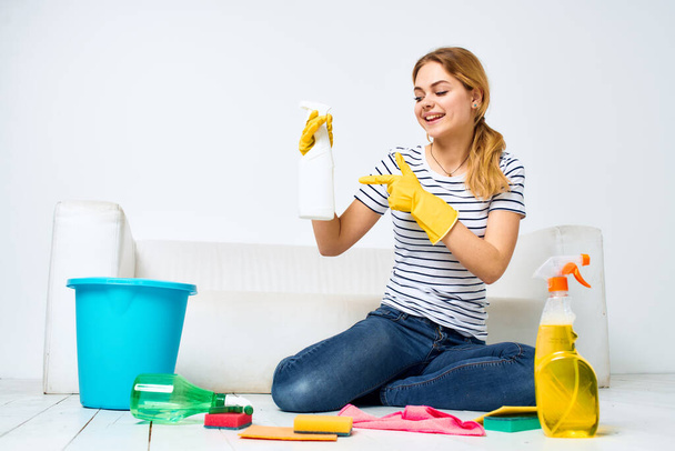 Kobieta w domu myje podłogi świadcząc usługi wewnętrzne prace domowe - Zdjęcie, obraz