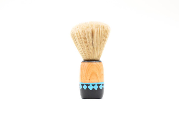 Escova para barbear barba com cabo de madeira isolado no fundo branco. - Foto, Imagem