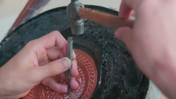 Bukhara master engraves patterns on a tray. Close up, slow motion - Footage, Video
