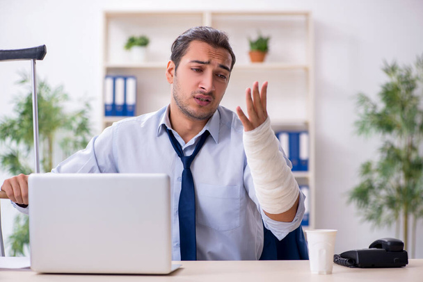 Employé masculin blessé sur le lieu de travail après un accident - Photo, image
