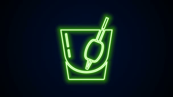 Parlak neon hattı. Kokteyl Bloody Mary simgesi siyah arkaplanda izole edilmiş. 4K Video hareketli grafik canlandırması - Video, Çekim