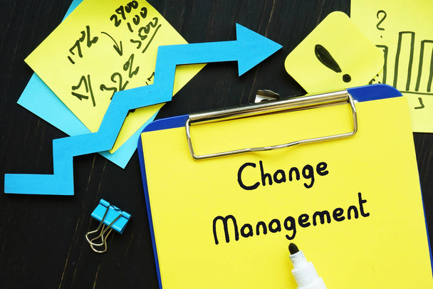 Konzeptfoto zum Change Management mit handschriftlicher Formulierung - Foto, Bild