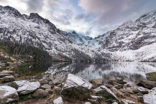 モルスキー湖のポーランドタトラの最初の雪｜Oko - 写真・画像