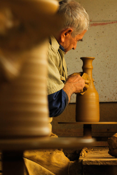 Керамический инструмент или кухонная утварь, как правило, из глины, мягкой почвы и запеченные в духовке - Фото, изображение