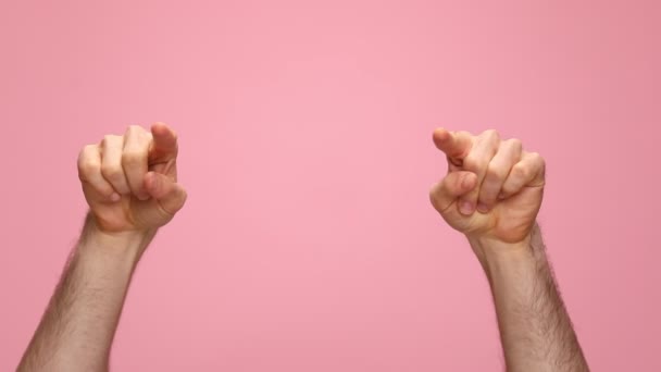 man handen wijzen vingers en het maken van duimen omhoog gebaar op roze achtergrond in studio - Video
