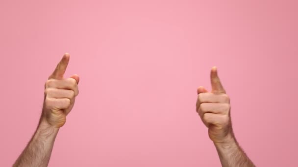 les mains de l'homme faisant le pouce vers le haut geste, pointant du doigt et dansant sur fond rose en studio - Séquence, vidéo