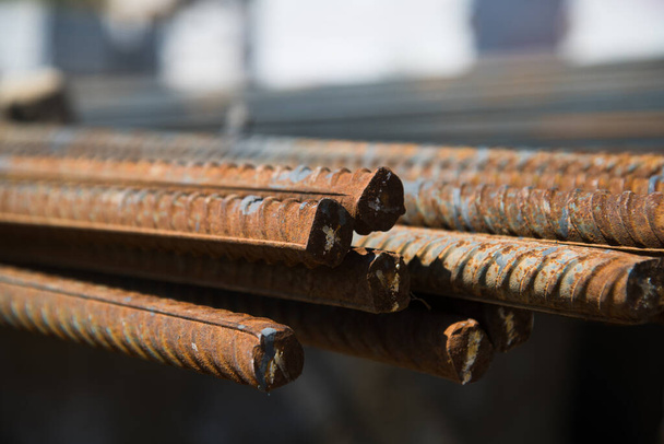 Un faisceau de ferrures métalliques sur un chantier. Préparation de la fondation du bâtiment. Construction - Photo, image