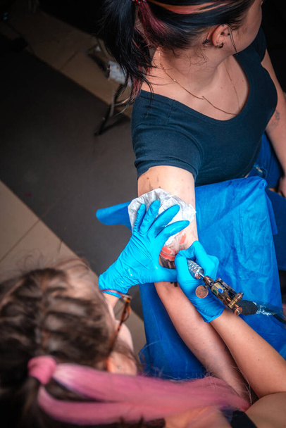 Tatuointi asiantuntija työskentelee ammatillinen tatuointi kone laitteen Tatuointi salon - Valokuva, kuva