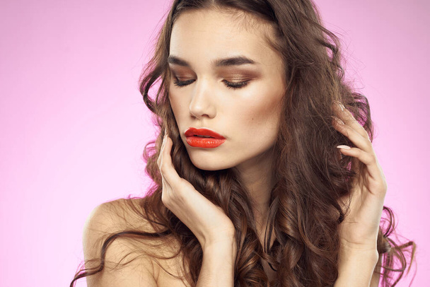 Femme avec coiffure et lèvres rouges épaules nues maquillage lumineux look attrayant - Photo, image