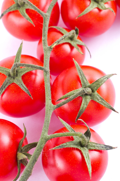 Ramo de tomates cherry frescos
 - Foto, Imagen