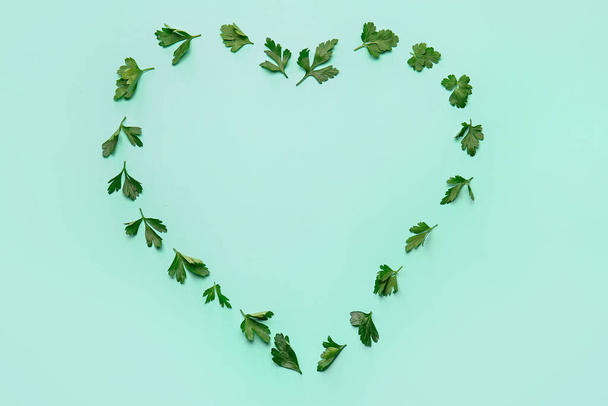Heart made of fresh parsley on color background - 写真・画像