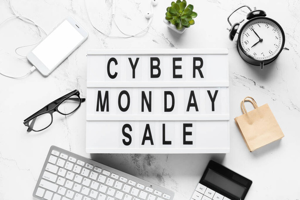 Board with text CYBER MONDAY SALE on white background - Foto, Imagem
