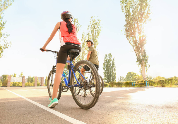 Sportos kerékpárosok kerékpároznak a szabadban - Fotó, kép