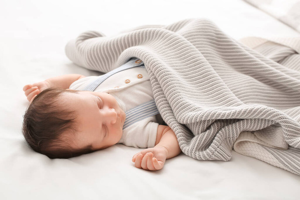 aranyos kis baba fekszik az ágyon - Fotó, kép