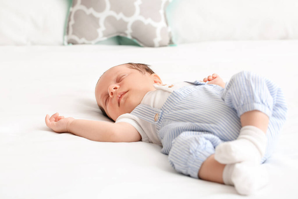 Söpö vauva makaa sängyllä kotona - Valokuva, kuva