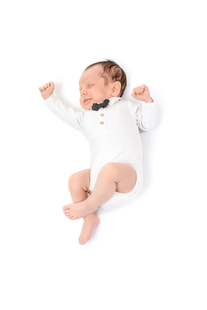 Niedliches kleines Baby liegt auf weißem Hintergrund - Foto, Bild
